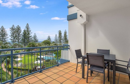 Coolangatta Apartment | Calypso Plaza Resort Unit 429 Beachfront Resort Style complex in the heart of Coolangatta