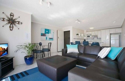 Mermaid Beach Apartment | Camden House Opposite Mermaid Beach