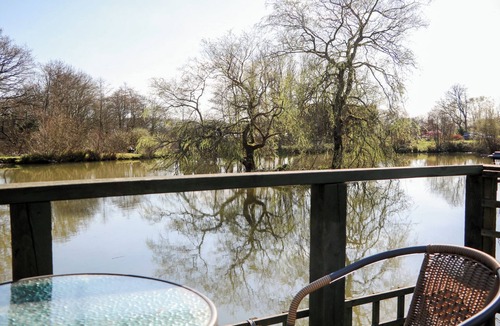 Hadlow Down Cottage | CARP HUT, pet friendly, character holiday cottage in Crowborough