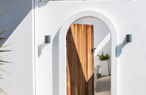 Mount Warrigal House | Casa Blanca - Lakeside Luxury