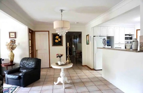 Carindale House | Casa Encarnita Papillon Guest House
