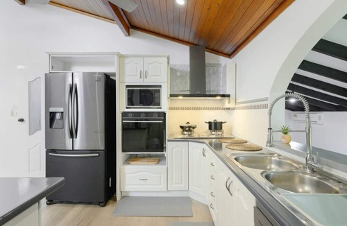 Casula House | Casula cozy 3Br home with parking & WiFi