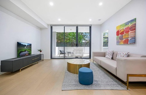 Eastwood Apartment | Central Eastwood 3BR - Close to Shops & Transport