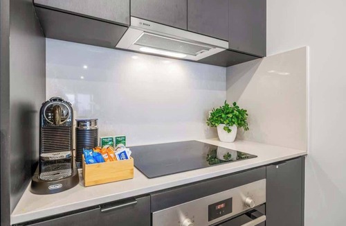 Mount Gravatt East Apartment | Central Location: Near Westfield & 11 kms to City!