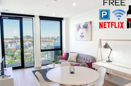 Spring Hill Apartment | Central Modern 2 Bed*Carpark*Pool*WiFi*Netflix*Gym