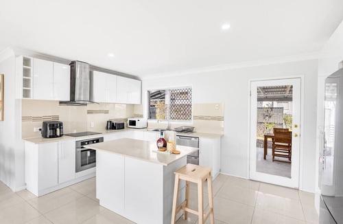 Sunnybank House | Central Sunnybank 4 Bedrooms Home, Family Friendly