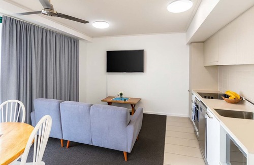 Townsville Apartment | Central Townsville Dual-Key 2BR Apartment with Pool and Parking