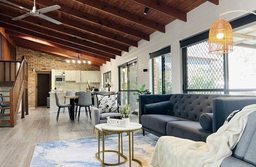 Sunnybank House | Charming Home in Sunnybank close to plaza with Pool