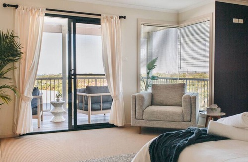 Aroona House | Cheerful family home with stunning views