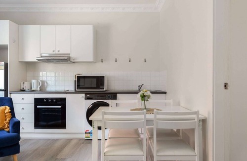 Manly Apartment | Chic 1-Bed Retreat Near Shops & Beach