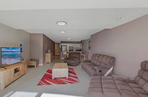 The Entrance Apartment | Coast Apartments 14, Apartment with 3 bedrooms and Roof top pool
