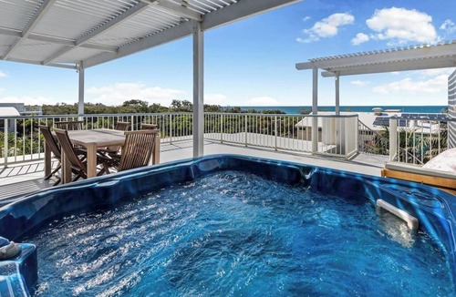 Marcoola Apartment | Coastal Escape l Views, Rooftop Terrace & Jaccuzi