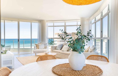 Coolangatta Apartment | Coastal Penthouse 3BR Luxe Living Over Kirra Beach