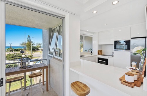 Broadbeach Apartment | Coastal Retreat with Stunning Views & Prime Location