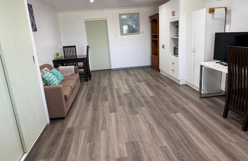 Bowen Apartment | Comfortable studio in Bowen 4805