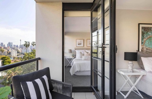 Darling Point Apartment | Convenient, Harbourside APT with parking & Views