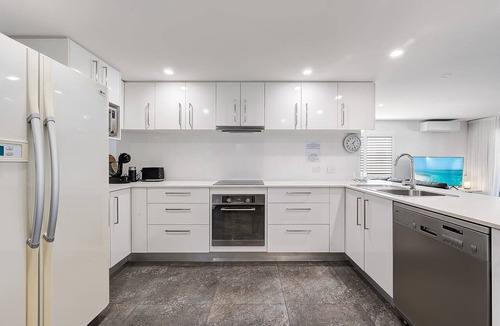 Dicky Beach Apartment | Coochin Court | Walk to Dicky Beach