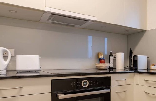 Horgen District Apartment | Cosy 2-BR with balcony & parking · Kilchberg