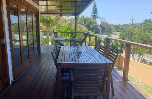 Yaroomba House | Cosy 3 Bedroom Home Short Stroll To The Beach Pet Friendly