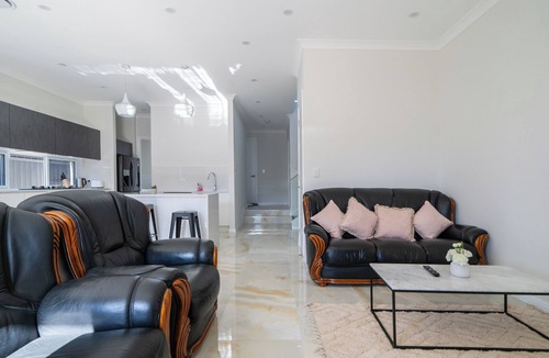Glen Alpine House | Cosy 5 Bedroom 3 Bathroom New Guest House in Campbelltown