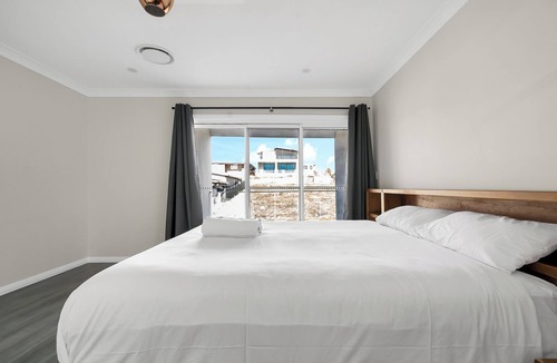 Glen Alpine House | Cosy 5 Bedroom 3 Bathroom New Guest House in Campbelltown