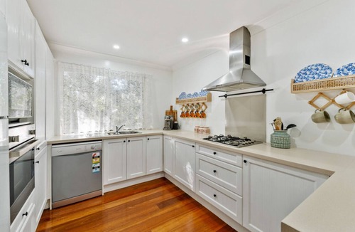 Thornlands Cottage | Cosy Cottage, peaceful acreage, pool and gardens