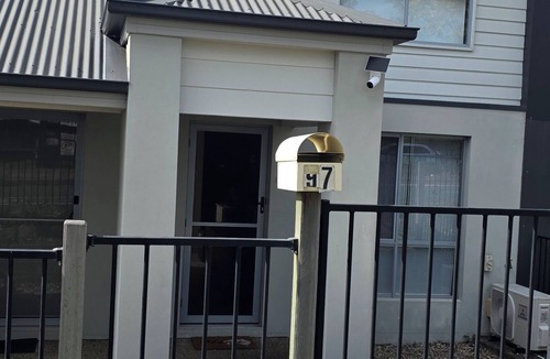 Springfield Lakes House | Cosy Haven in Springfield Central 3 bedrooms, 2 bathrooms and 3 toilets.