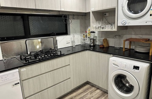 Kingswood House | Cosy & Pvt 1 Bedroom Studio with own backyard.
