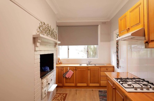 Tenterfield House | Cosy Sun-Filled Cottage