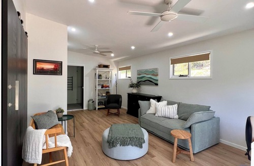 Macmasters Beach Cottage | Cottage Hill Creek: guest house near beach & bush