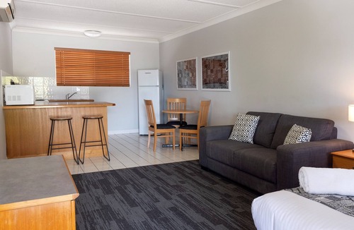 Raceview Hotel | Country Motel Ipswich