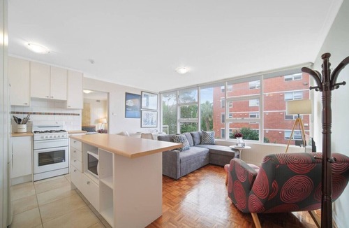 North Sydney Apartment | Cozy 1 Bed Harbour View Apartment and Free Carpark