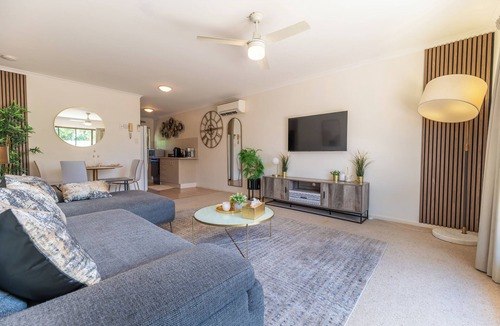 Mount Warren Park Apartment | Cozy 2BR Stay in Mount Warren Park | Sleeps 4