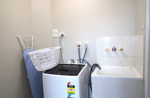 Woodridge House | Cozy 3 bedroom townhouse in Woodridge