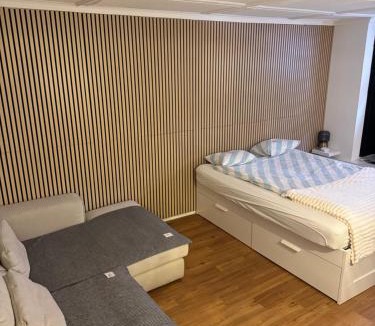 Vorstadte Apartment | Cozy City Center, 4 Bedroom, New Kitchen, 120sq, 5min walk to Main Station