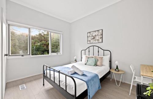 Lindfield House | Cozy Queen Room - Nearby Transport & Shop - Shared Bathroom