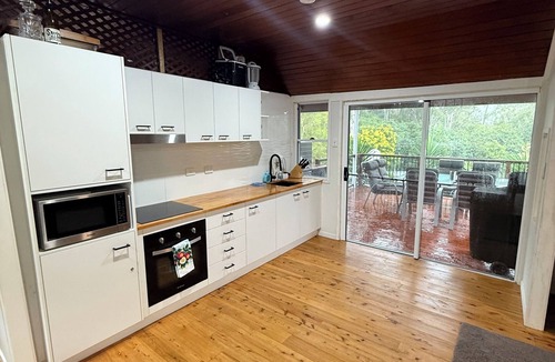 Somerset Dam Cabin | “Cozy Somerset Dam Cabin with AC, Perfect for Getaways or Wedding Stays sleeps 5