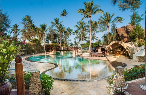 Uroa Hotel | Cozy Space Near Zanzibar Shore with Pool View and Spa - Breakfast Included