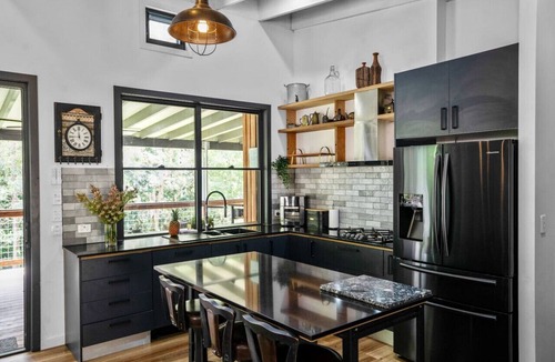 Perwillowen House | Creekside Cottage pet friendly w pool