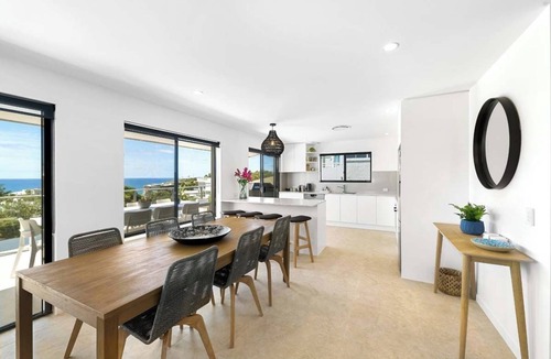 Sunshine Beach Apartment | Crystal Shores Top Floor U/4, Stunning Sea View Apartment 200m to Sunshine Beach