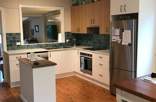 Culburra Beach Cottage | CUBBYHOUSE - Lake/Beach/Park opposite, Pet Friendly. Sleeps 7- 3 bdrm, 2 bathrm