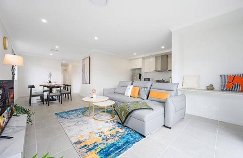 Denham Court House | Denham Court 4Br with Central AC & WiFi near Coles