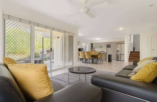 Oxenford House | Dreamworld Home with Pool, BBQ, WI-FI and Backyard