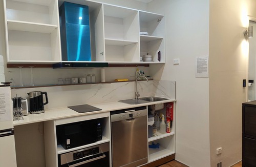 Jamboree Heights Apartment | Easy Privacy Modern Stay with Ensite