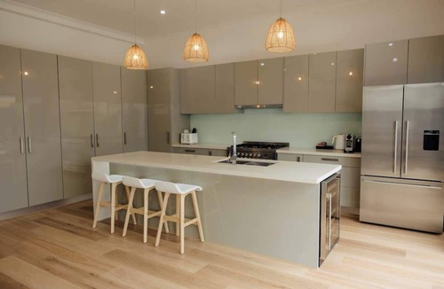 Hamilton House | Eat Street Family Retreat 3Bed, 2Bath, Playground