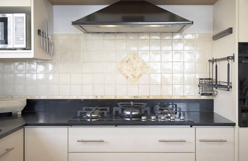 Toukley House | ENTIRE FAMILY HOME on the lake! 15 Guests Book 2 nights, get the 3rd night free*
