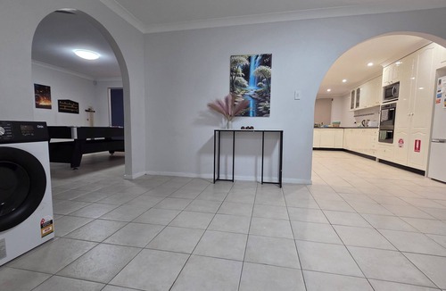 Kingswood House | Entire house, 4 BR, Secure backyard, free wifi,
