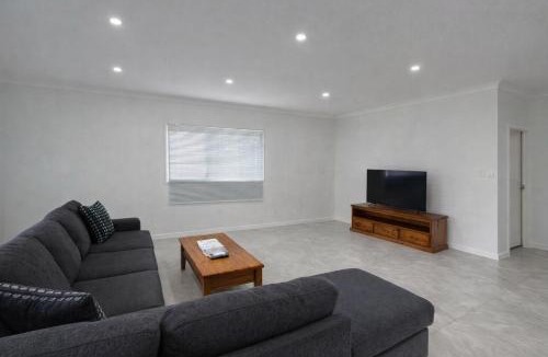 Highgate Hill House | Entire House walk to South Bank mater