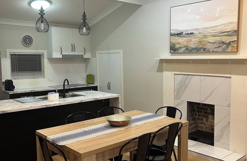 East Toowoomba Cottage | Eton Cottage: Central Boutique Stay