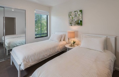 Bulimba Apartment | Executive 3BR Bulimba apartment near Oxford St shops and restaurants